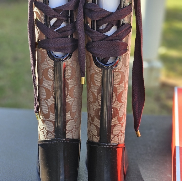 Coach tall boot Size 8. Khaki/Chestnut rubber. - Picture 4 of 6